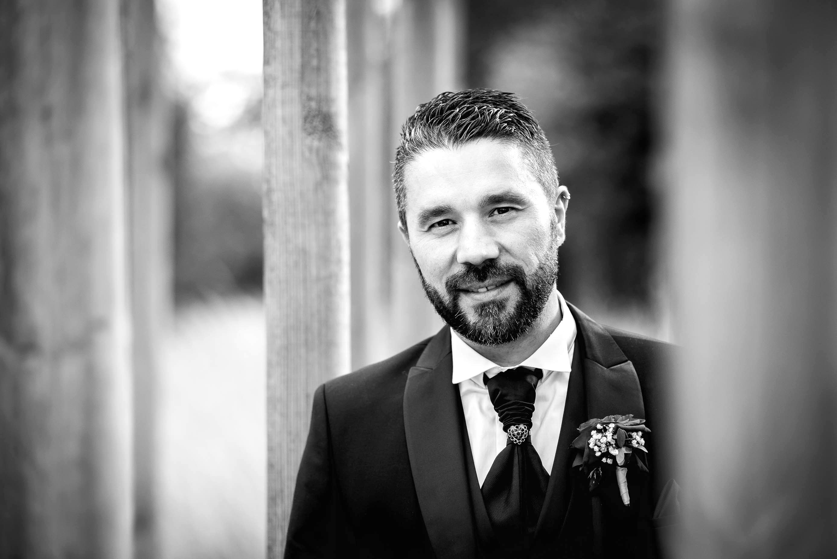 photo en noir et blanc représentant le portrait d'un jeune marié auteur Franck Burjes photographe de mariage à Amiens