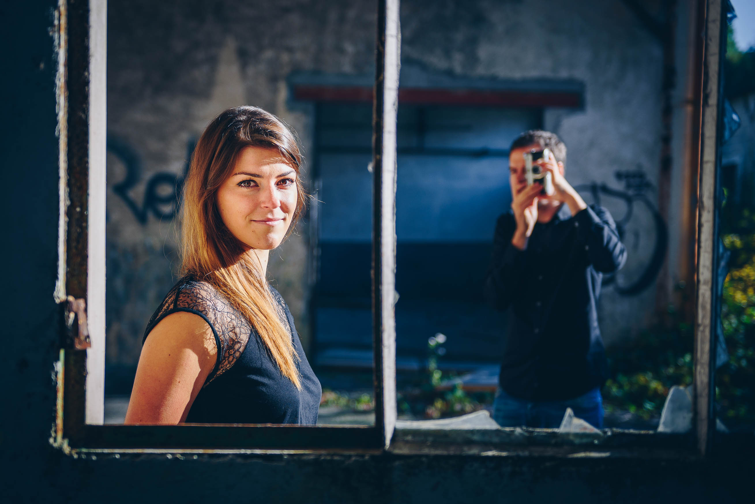 photo en couleur représentant un jeune couple en train de se photographier dans une usine abandonnée auteur Franck Burjes photographe de portrait à Amiens
