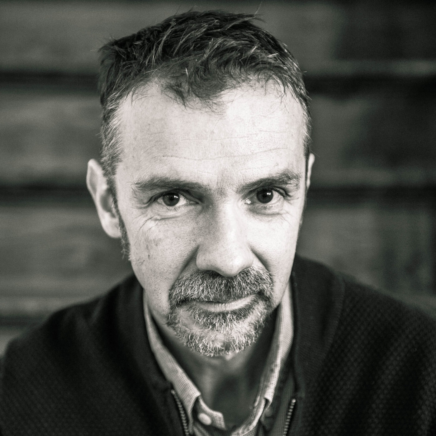 photo en noir et blanc représentant le portrait de Franck Thilliez Auteur Franck Burjes Photographe de portrait à Amiens
