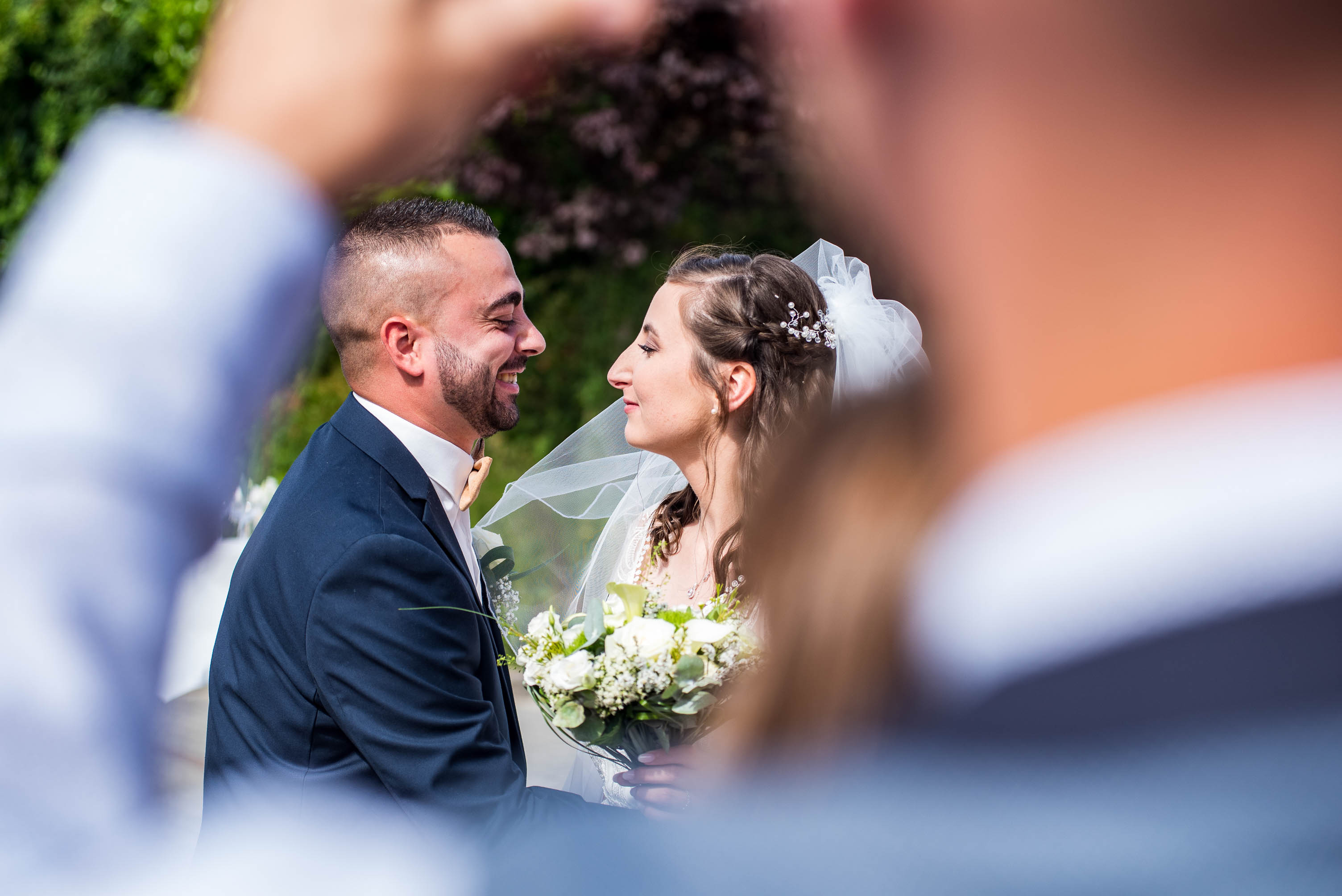 photo en couleur représentant des jeunes mariés auteur Franck Burjes photographe de mariage à Amiens