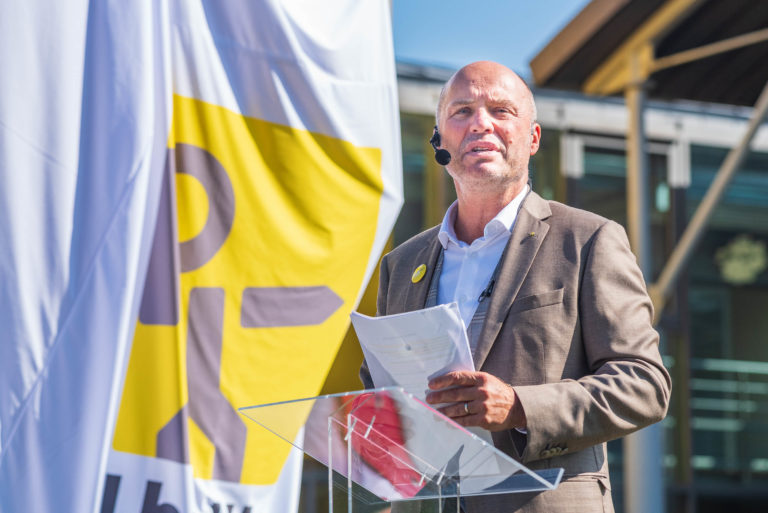 photo en couleur représentant Paul lhotellier pendant le discours d'ouverture de la fête des 100 ans auteur Franck Burjes photographe de reportage à Amiens