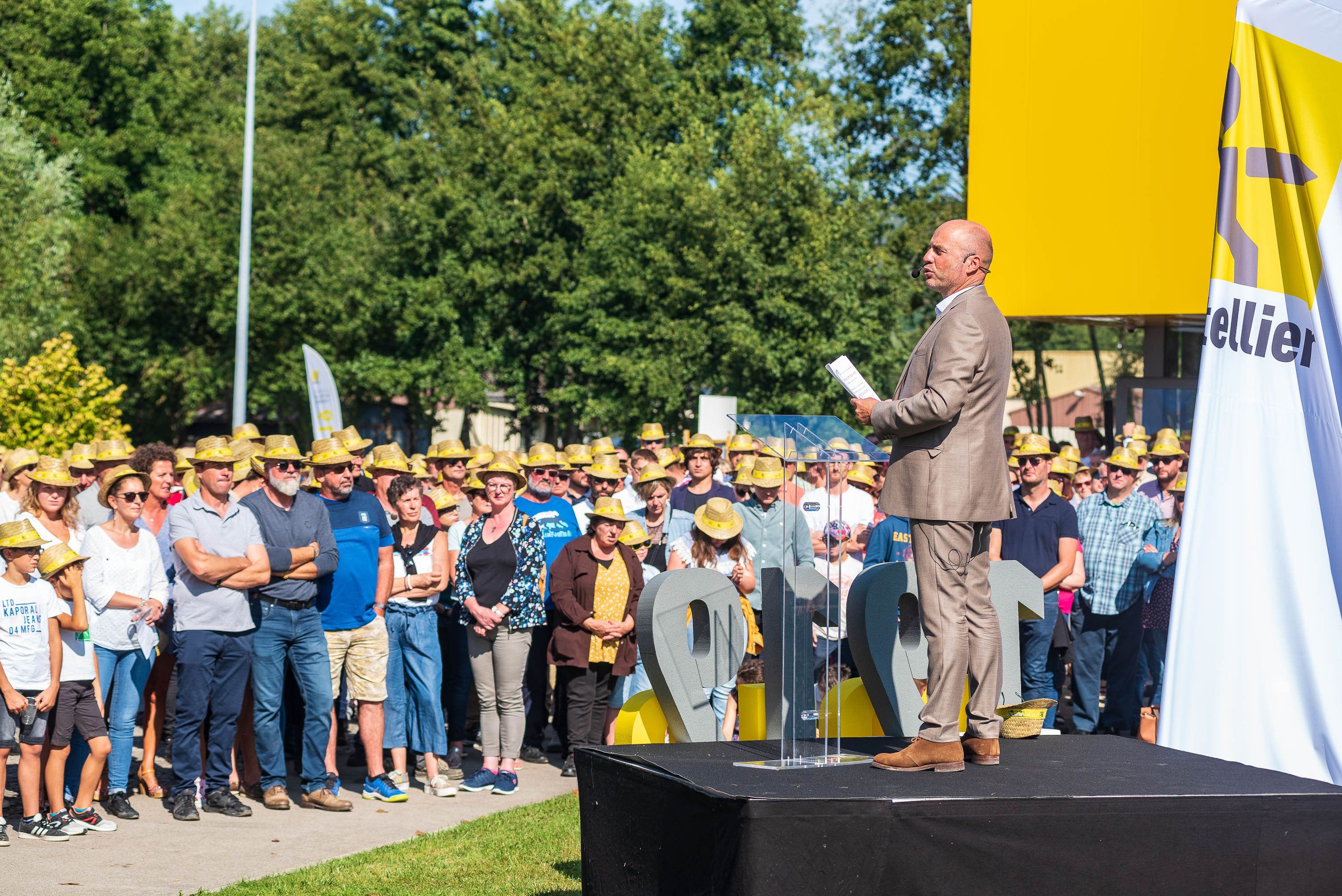 photo en couleur représentant Paul Lhotellier faisant le discours d'ouverture sur une estrade devant les salariés pendant la fête des 100 ans auteur Franck Burjes photographe de reportage à Amiens