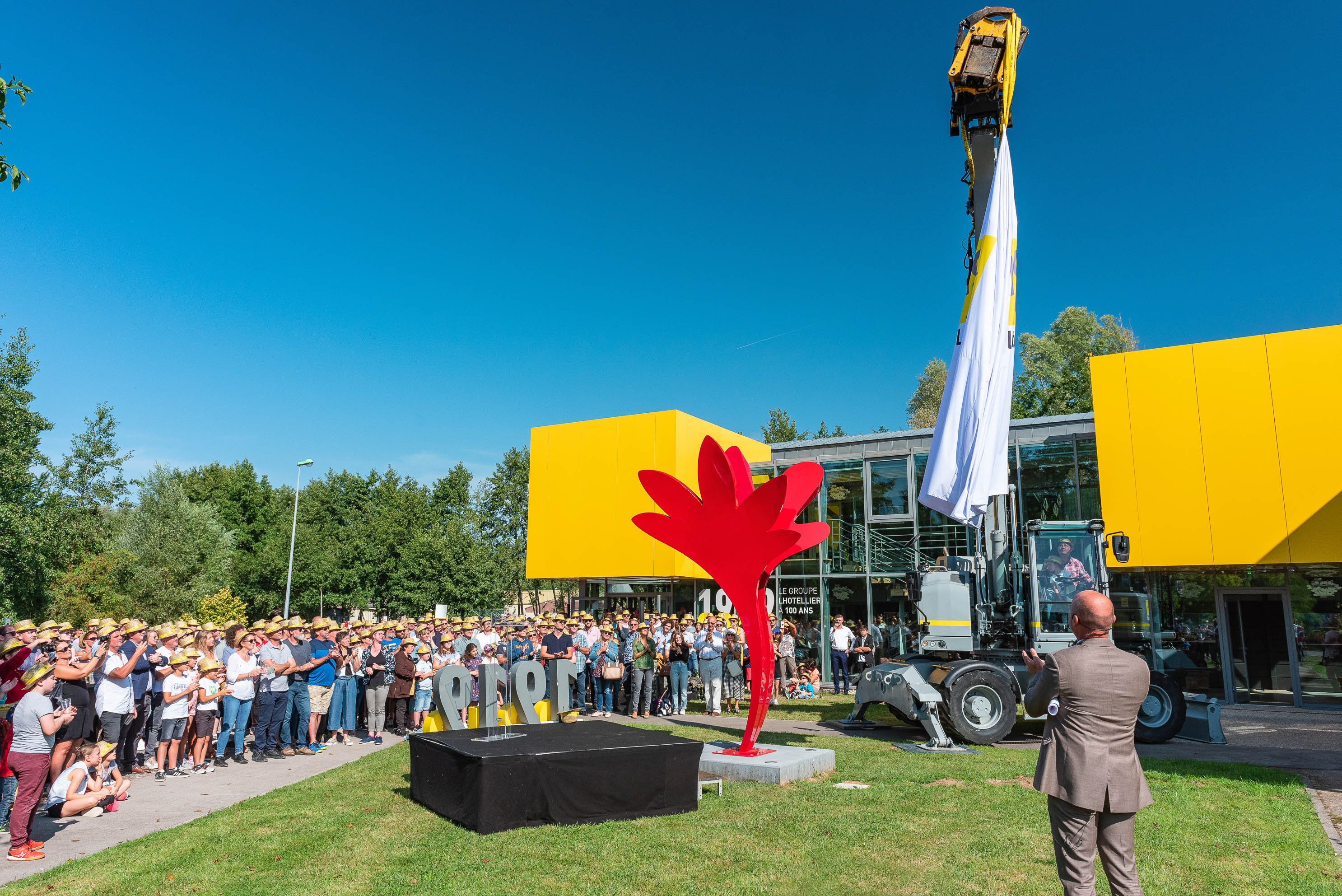 photo en couleur représentant l'inauguration de la statue de l'entreprise lhotellier pendant la fête des 100 ans auteur Franck Burjes photographe de reportage à Amiens