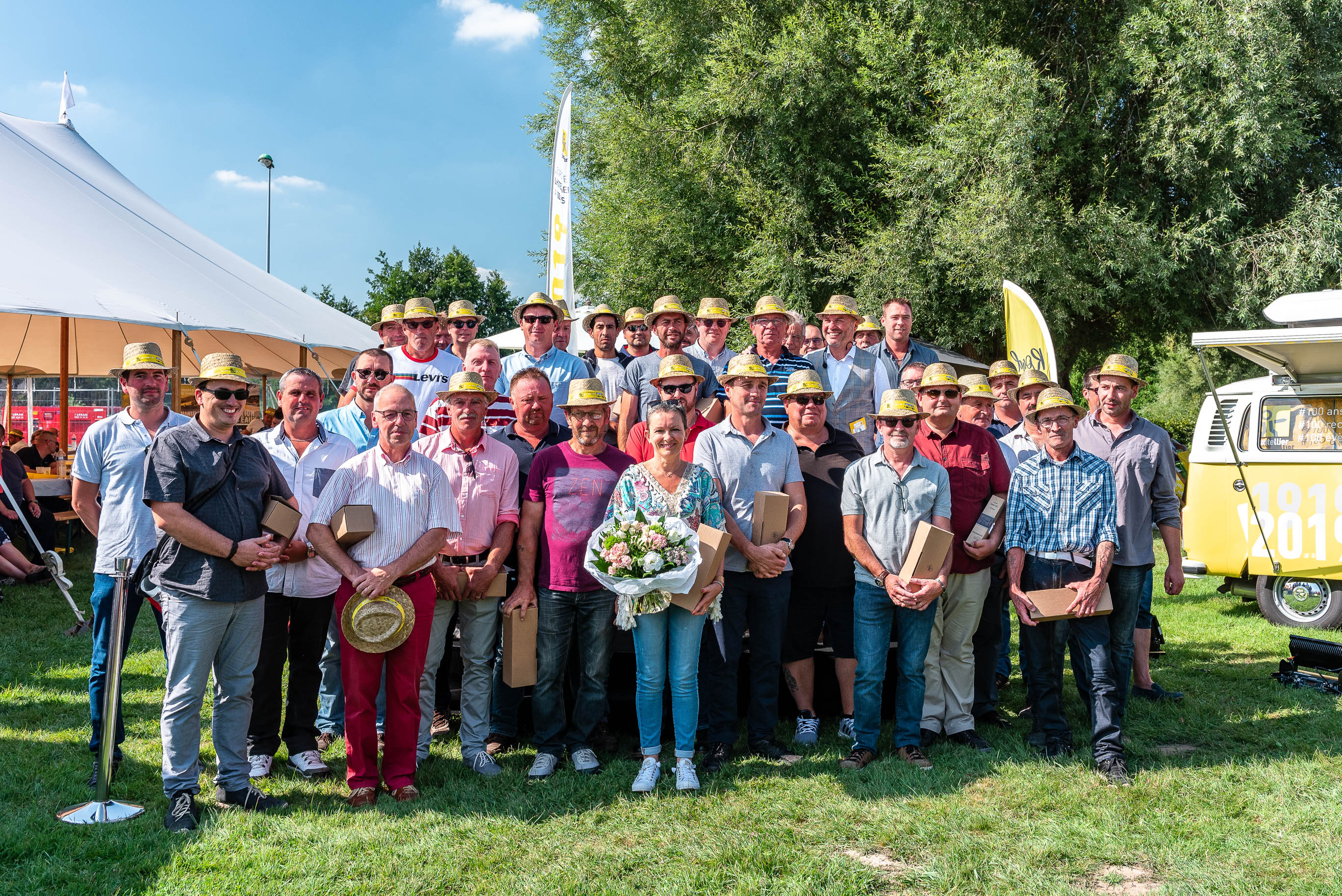 photo en couleur représentant une photo de groupe des salariés de l'entreprise lhotellier pendant la fête des 100 ans médailles du travail auteur Franck Burjes photographe de reportage à Amiens